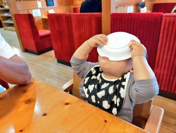 コメダ珈琲店で食事をする１歳　『豪快さ』に「たまらん！」「将来有望だ」