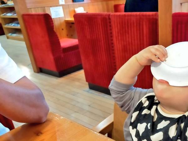 コメダ珈琲店で食事をする１歳　『豪快さ』に「たまらん！」「将来有望だ」