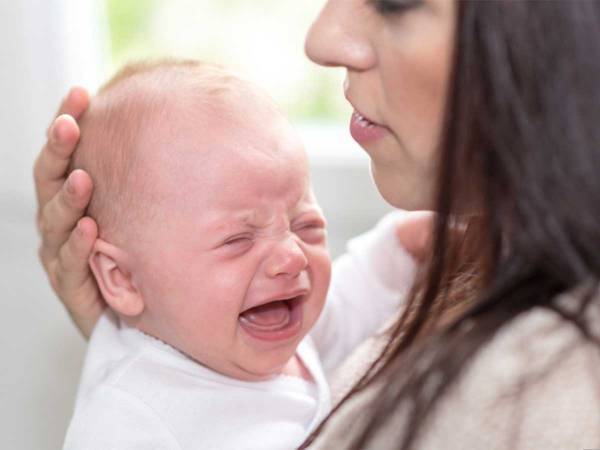 泣いている赤ちゃんに寄り添った母親　次の瞬間？　「母親の力は偉大だ」