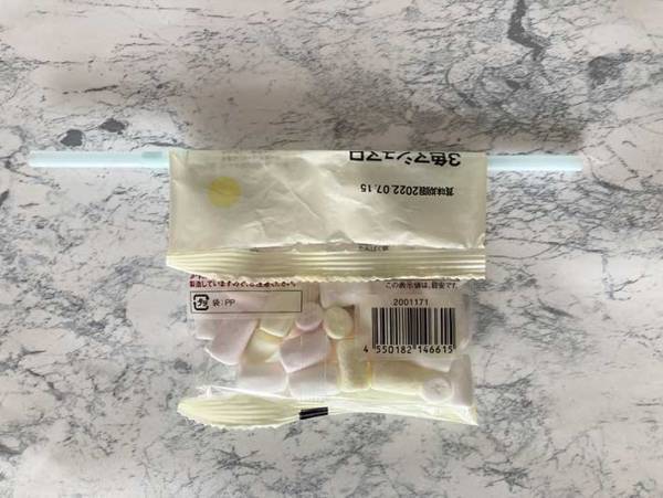 丸めて輪ゴム…は卒業！使いかけの袋は、ストローでスッキリ密封するのが正解