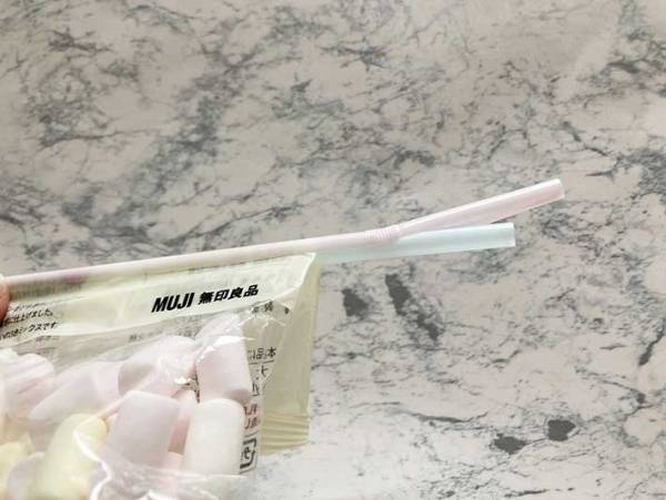 丸めて輪ゴム…は卒業！使いかけの袋は、ストローでスッキリ密封するのが正解