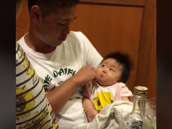 赤ちゃんの表情に注目！　パパとお姉ちゃんへの『差』に「笑った」「同じ表情になった」