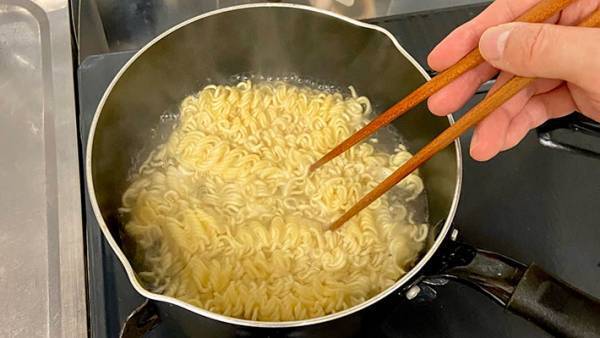 インスタント麺の『アレンジレシピ』が話題に　材料を加えて沸騰させるだけで？
