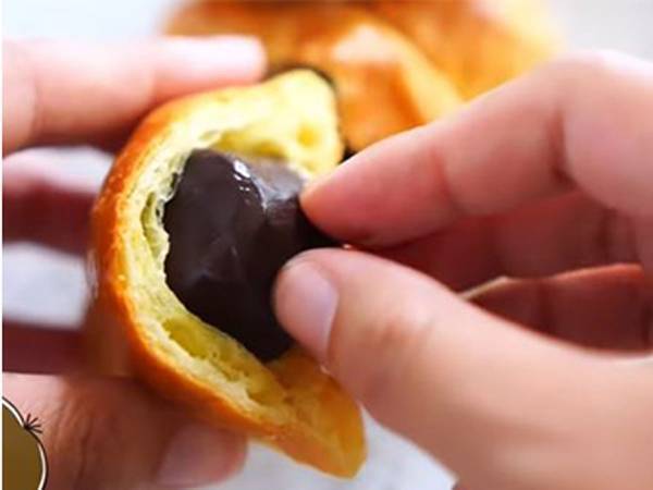 「天才の発想」「早速試す」　コンビニのミニクロワッサンに詰めたのは？