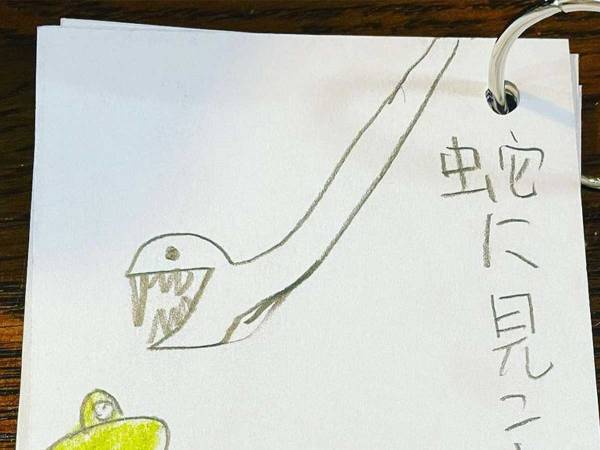 「将来性がありそう」　ヘビに『見込まれた』カエルがこちら！