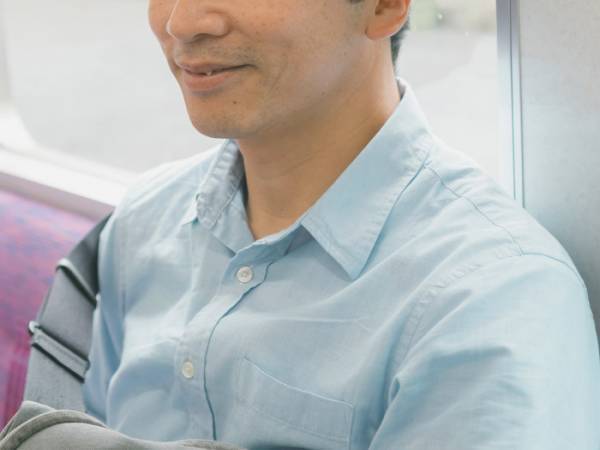 電車のアナウンスで、はしゃぐ女の子　父親の一言に「吹き出した」「最高の親」