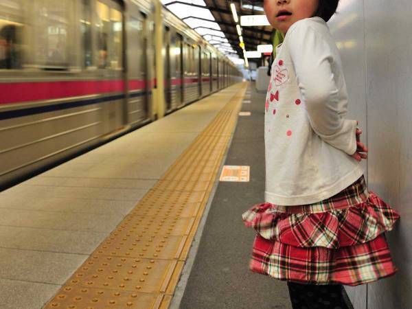 電車のアナウンスで、はしゃぐ女の子　父親の一言に「吹き出した」「最高の親」