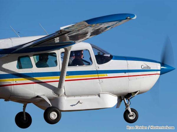 飛行中にパイロットが意識障害に！　すると乗客が操縦席に座り…？