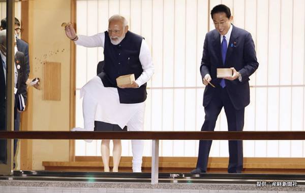 「ここまで楽しそうな首相がいただろうか」　鯉のエサやりをするインド首相に反響