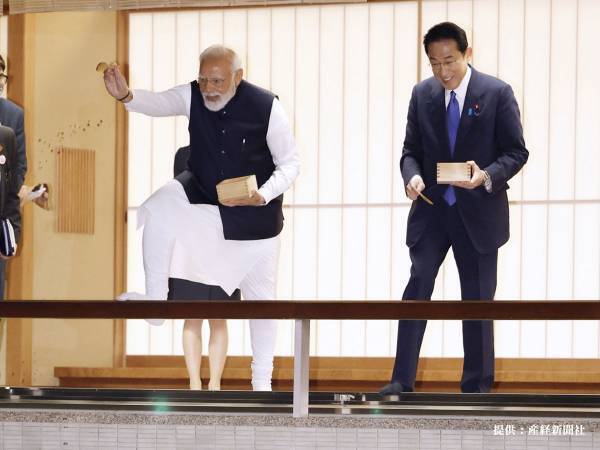 「ここまで楽しそうな首相がいただろうか」　鯉のエサやりをするインド首相に反響