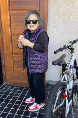 孫のスニーカーを履きこなす祖母の姿に「かっこいい」「似合ってるなぁ」