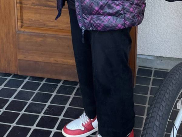 孫のスニーカーを履きこなす祖母の姿に「かっこいい」「似合ってるなぁ」
