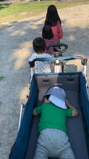 子供４人で『電車ごっこ』　最後尾で爆睡する息子の姿に「ドラクエの光景だ」