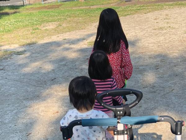 子供４人で『電車ごっこ』　最後尾で爆睡する息子の姿に「ドラクエの光景だ」