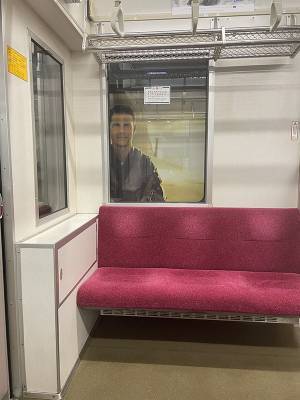 電車で「誰かに見られてる？」と思った男性　正体に「これはビビるわ！」「五度見しそう」