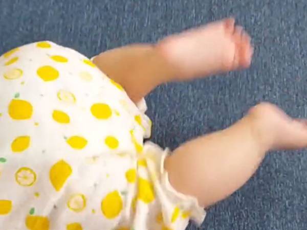 「天使」「心が浄化された」　赤ちゃんの動画に、キュンとする人が続出