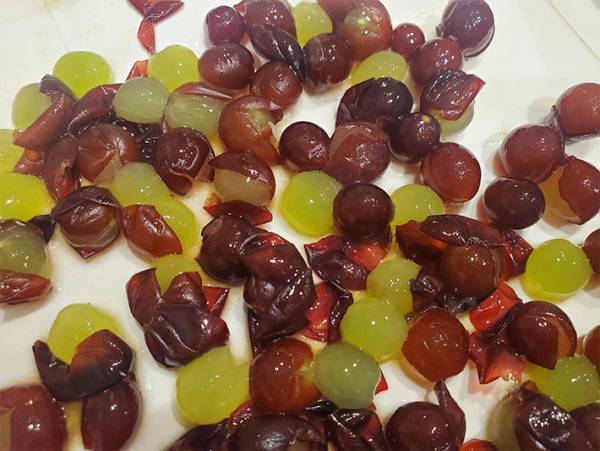 デラウエアの皮は『まな板』で一気に！　便利なライフハックに歓喜の声