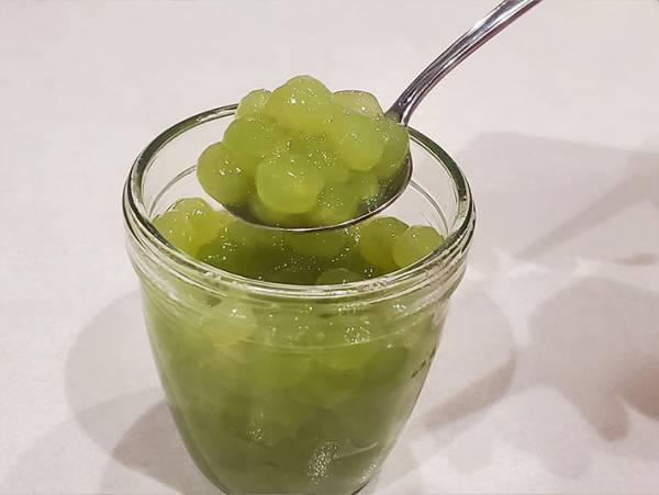 デラウエアの皮は『まな板』で一気に！　便利なライフハックに歓喜の声