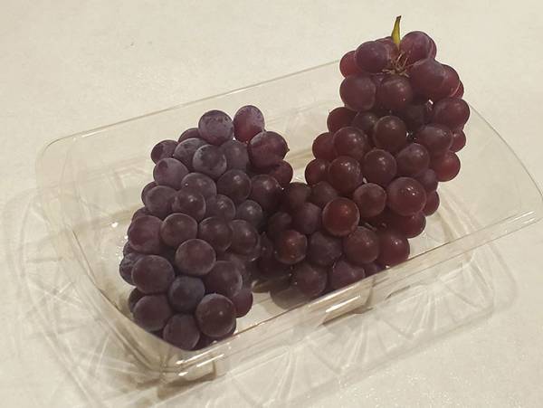 デラウエアの皮は『まな板』で一気に！　便利なライフハックに歓喜の声