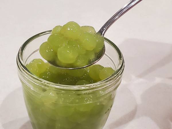 デラウエアの皮は『まな板』で一気に！　便利なライフハックに歓喜の声