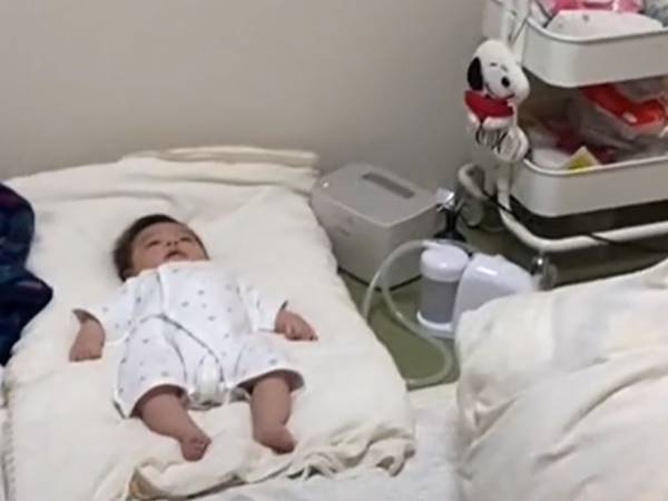 医師になり切った父親と赤ちゃんのやり取り　「的確な抵抗に笑った」「展開が面白すぎる」