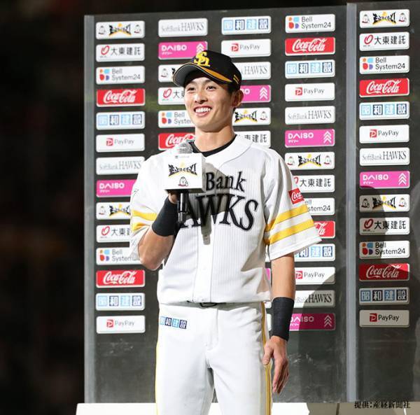 野球ヒーローインタビュー中、颯爽と現れた『乱入者』　周東佑京選手も「猫には負けます」