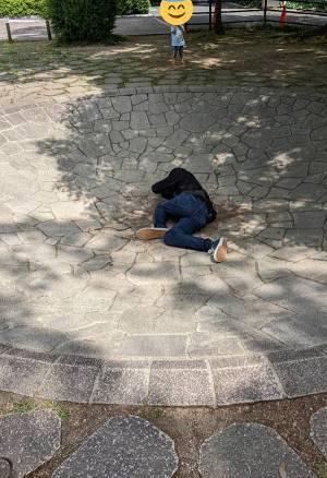 公園で『ヤムチャごっこ』をした男性　写り込んだ光景に「爆笑した」「強い」