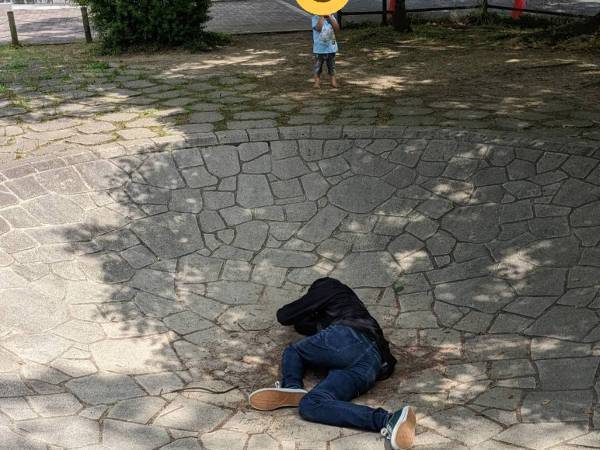 公園で『ヤムチャごっこ』をした男性　写り込んだ光景に「爆笑した」「強い」