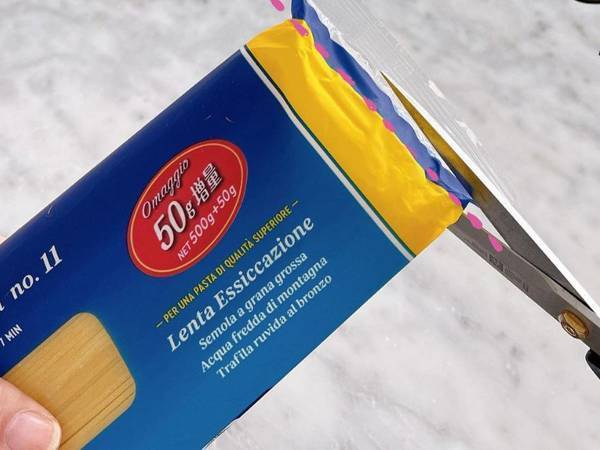 意外に知らない人が多いかも！　『パスタ袋の開け方』に反響　「コレは便利」「賢い方法」