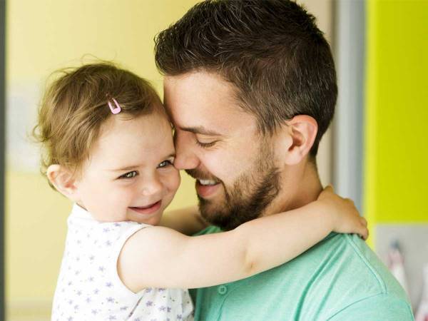 足をケガした父親に、幼い娘がとった驚きの行動とは　「信じられない」