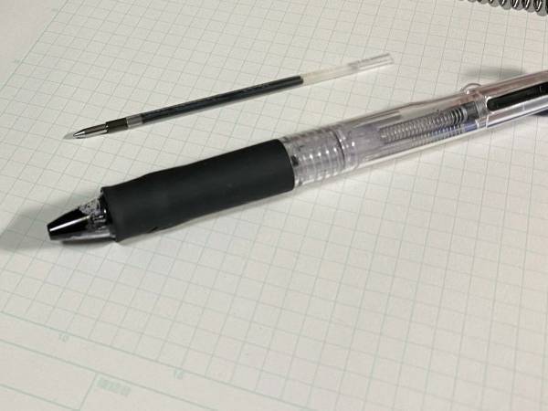 大学生のボールペン消費量に「すごすぎる」「何本あるの…？」