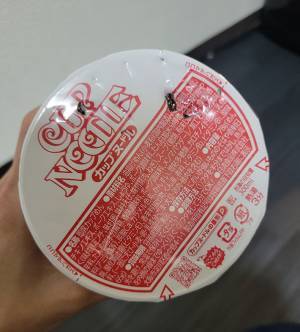 「こっちを食べろニャ」　カップヌードルを選ぶ飼い主の目前で、猫がやらかす！