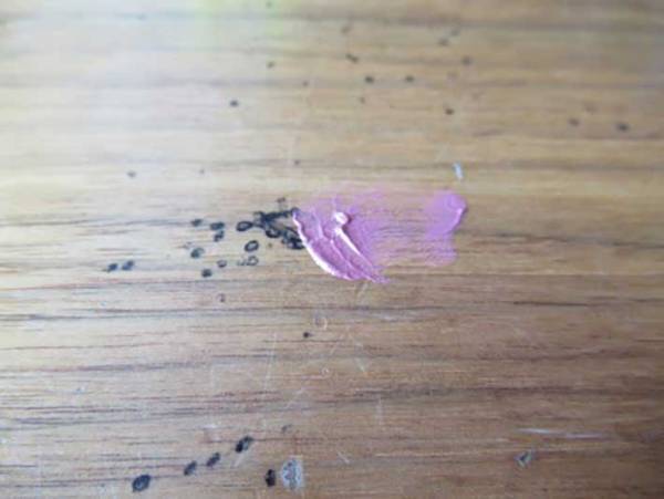 テーブルの塗装がはがれない！？　サインペンの落書きは○○で落とすのがおすすめ