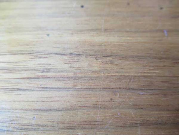 テーブルの塗装がはがれない！？　サインペンの落書きは○○で落とすのがおすすめ