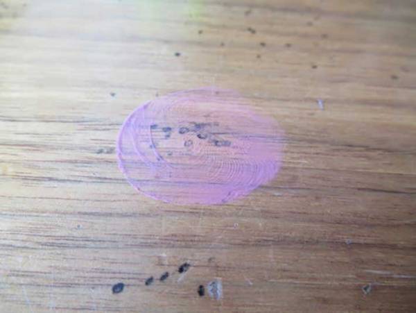 テーブルの塗装がはがれない！？　サインペンの落書きは○○で落とすのがおすすめ
