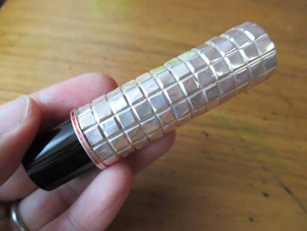 テーブルの塗装がはがれない！？　サインペンの落書きは○○で落とすのがおすすめ