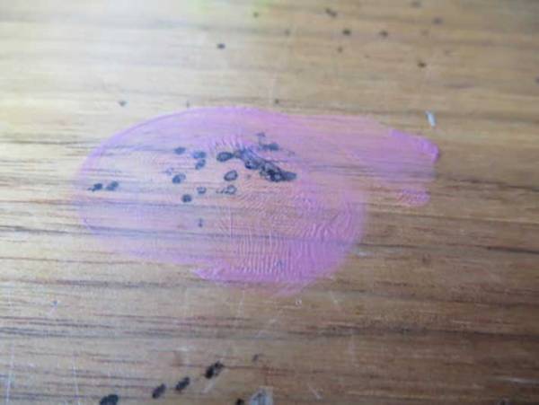 テーブルの塗装がはがれない！？　サインペンの落書きは○○で落とすのがおすすめ