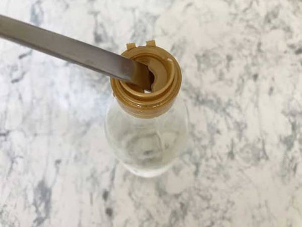 フタだけちぎれたプラスチックのキャップ　意外なアイテムで簡単に外せる！