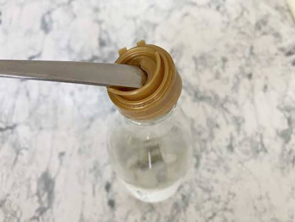 フタだけちぎれたプラスチックのキャップ　意外なアイテムで簡単に外せる！