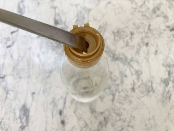 フタだけちぎれたプラスチックのキャップ　意外なアイテムで簡単に外せる！