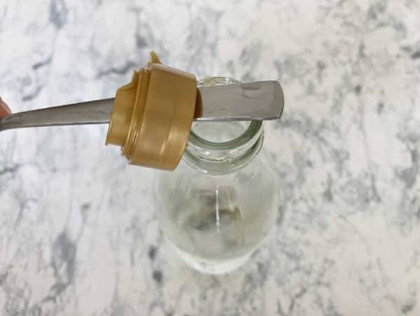 フタだけちぎれたプラスチックのキャップ　意外なアイテムで簡単に外せる！