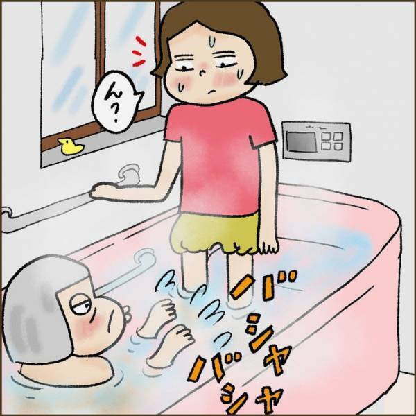 入浴中、介護士にお湯をかけ続ける高齢者　その理由に「泣ける」「優しい」