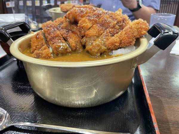 道の駅で食べた、９８０円のカレーの量に「絶対食べきれない…」「豪快」