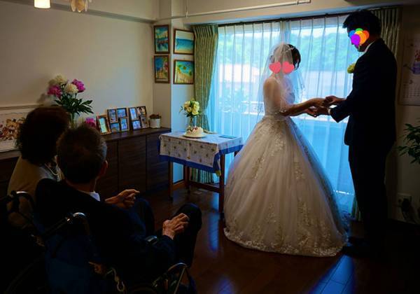 実家での結婚式を写した４枚　込められた想いに「思わず泣いてしまいました」の声