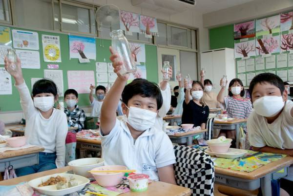 給食の牛乳を飲み切ると？　瓶の『仕掛け』に「天才か！」「ナイスアイディア」の声