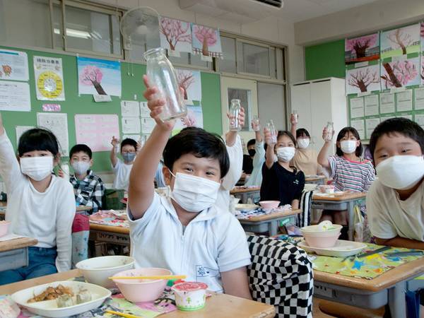 給食の牛乳を飲み切ると？　瓶の『仕掛け』に「天才か！」「ナイスアイディア」の声