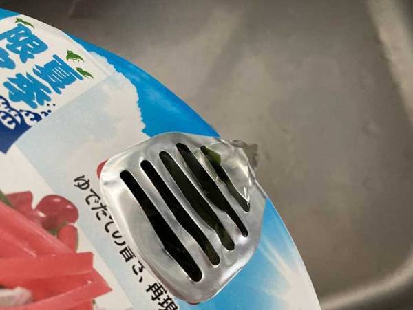 冷たいカップ麺って新鮮！　凄麺の『冷し中華 海藻サラダ風』を食べてみた