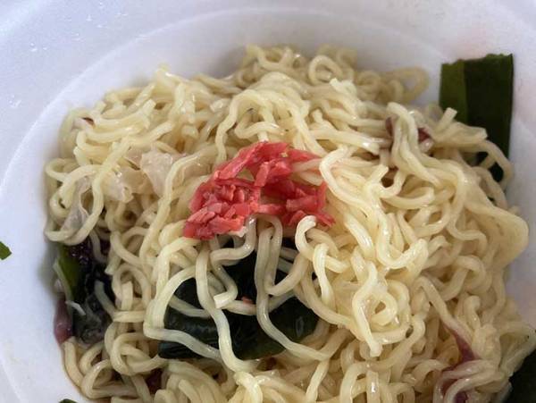 冷たいカップ麺って新鮮！　凄麺の『冷し中華 海藻サラダ風』を食べてみた