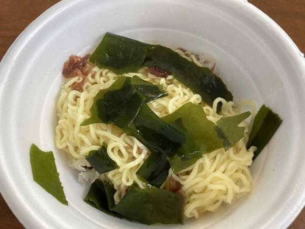 冷たいカップ麺って新鮮！　凄麺の『冷し中華 海藻サラダ風』を食べてみた