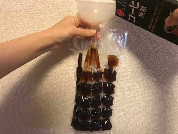 暑い日に！　ダイソーの『アイスバッグ』でキンキンに冷えたドリンクを作ろう